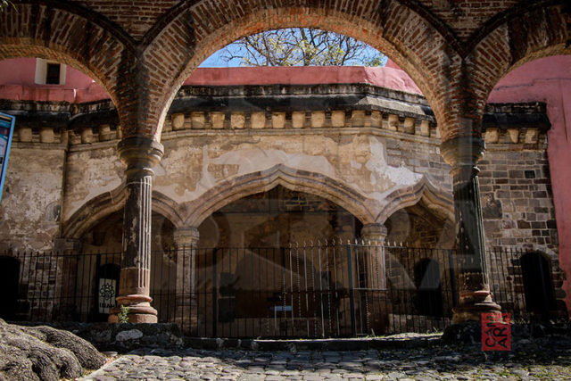 La perspectiva cambia la lectura de las cosas: El portón de la casa de Cortés. 