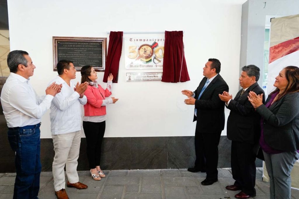 Develan placa conmemorativa 500 años del Encuentro de Dos Culturas en Tzompantepec