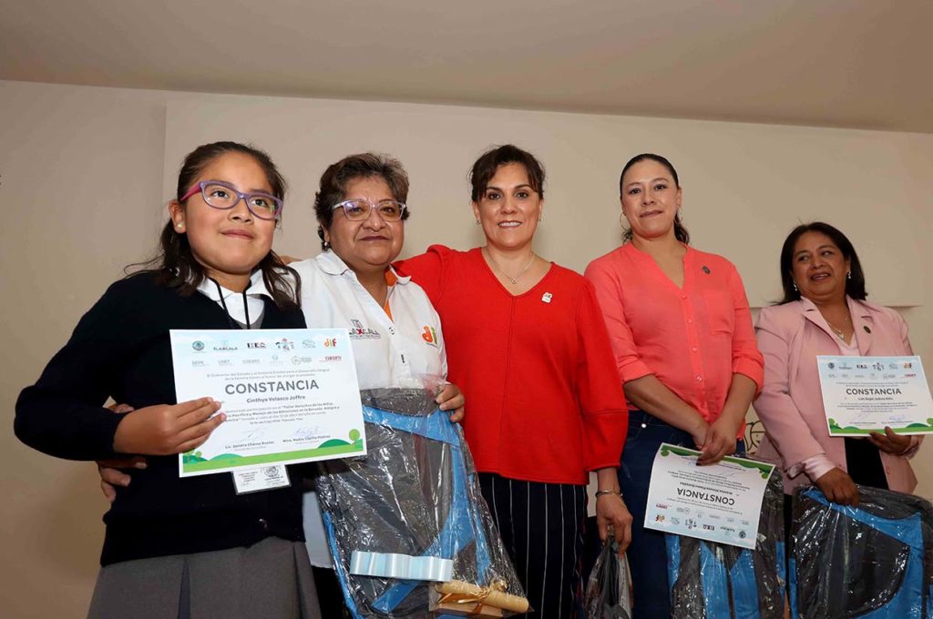 Sandra Chávez entregó constancias a Legisladores Infantiles