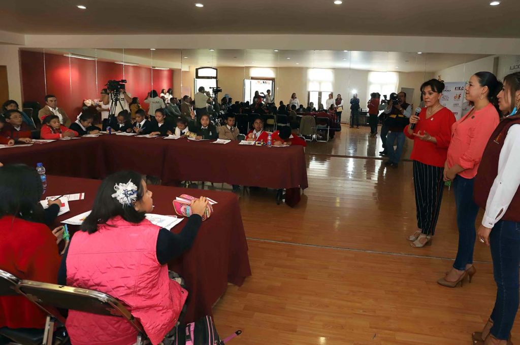 Sandra Chávez entregó constancias a Legisladores Infantiles