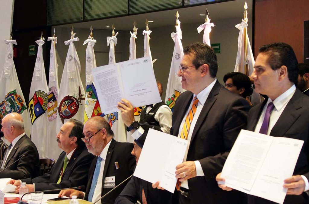 Marco Mena firma acuerdo para fortalecimiento de la paz laboral