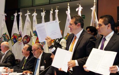 Marco Mena firma acuerdo para fortalecimiento de la paz laboral