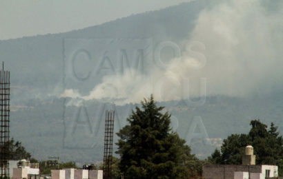 Se registra fuerte incendio en área de las faldas del Matlalcueyetl