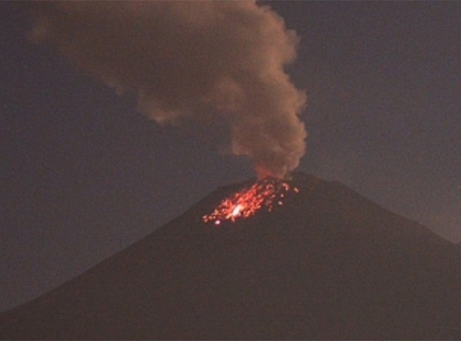 Registra Popocatépetl exhalaciones de vapor e incandescencia