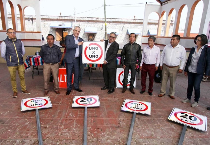 Secte fortalece movilidad del municipio de Contla con entrega de señalamientos viales