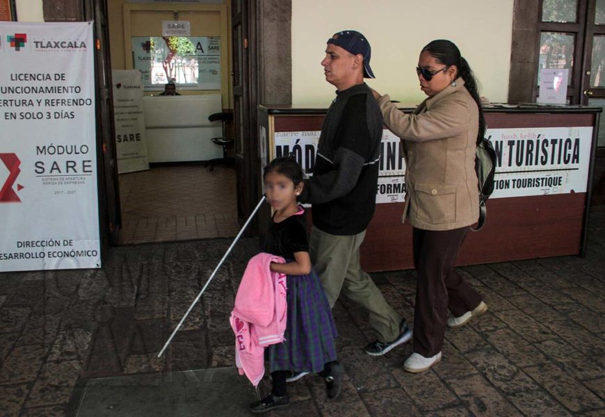 La niña guía