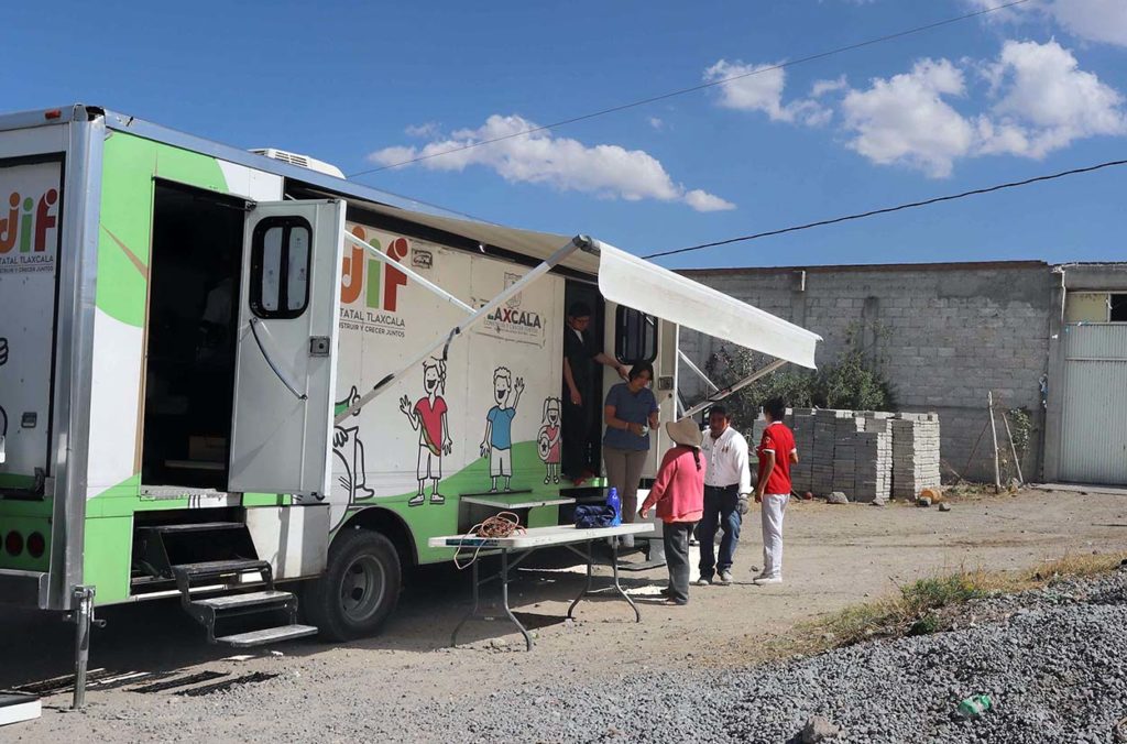 Unidad médica móvil ofrece atención gratuita en municipios vulnerables