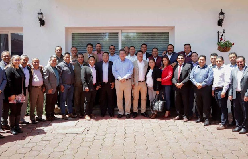 Marco Mena sostuvo reunión con presidentas y presidentes municipales