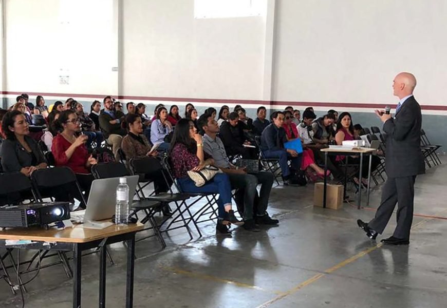 Más de 100 docentes participaron en curso de inglés básico