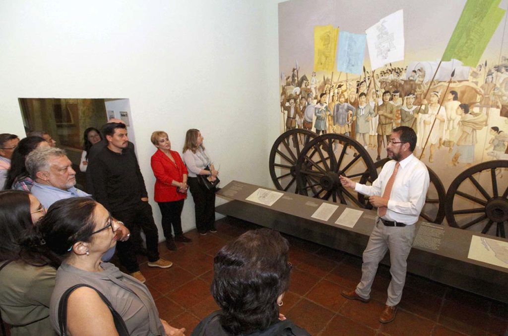 Turistas españoles conocen acervo del Museo de la Memoria