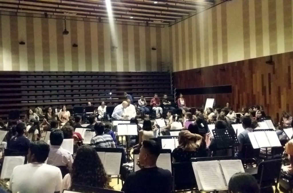 Asisten maestros de Semilleros creativos de Fomento Musical a Taller de dirección orquestal comunitaria en Guanajuato