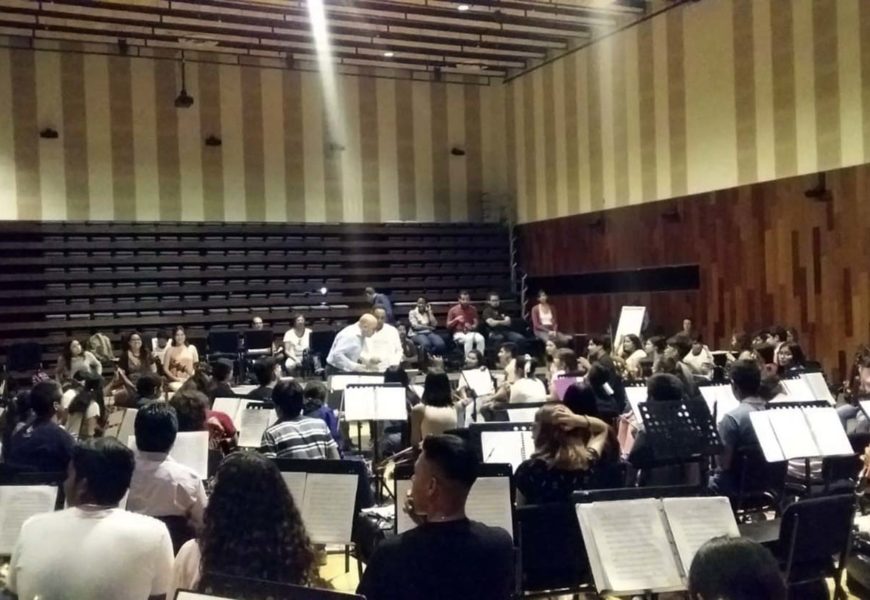 Asisten maestros de Semilleros creativos de Fomento Musical a Taller de dirección orquestal comunitaria en Guanajuato