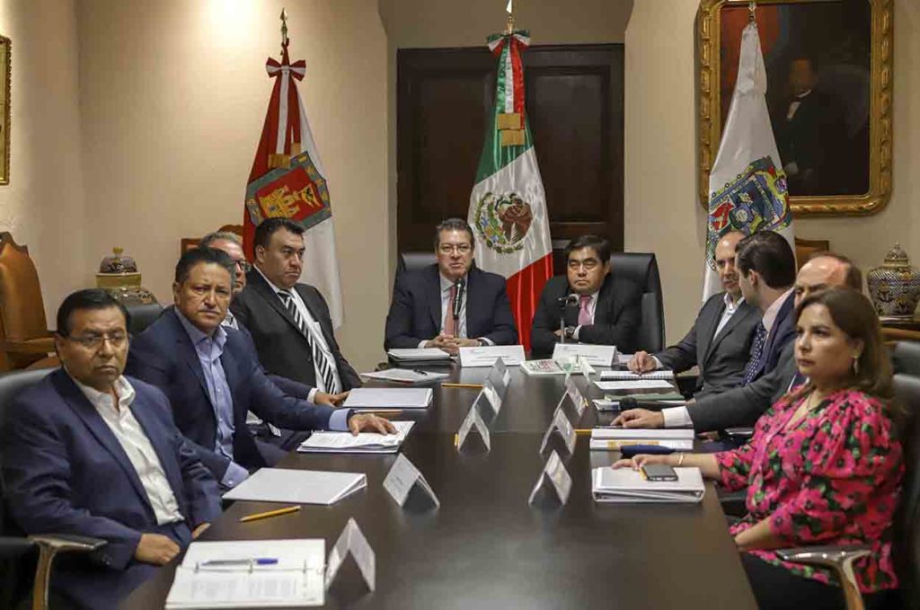 Los gobernadores Marco Antonio Mena y Miguel Barbos  acordaron llevar a cabo un trabajo conjunto en favor del desarrollo de ambos de Tlaxcala y Puebla.