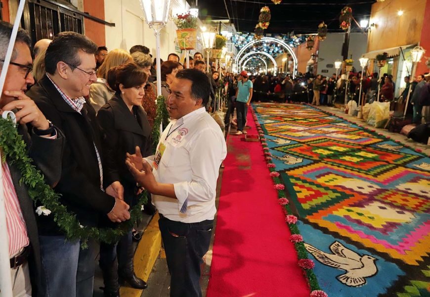 Marco Mena y embajadores apreciaron las alfombras de la “Noche que nadie duerme” en Huamantla