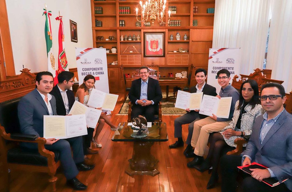 Estudiantes beneficiados de la “Beca a China 2019” se reunieron con Marco Mena