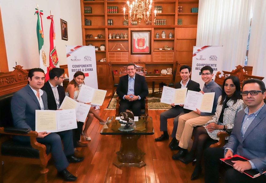 Estudiantes beneficiados de la “Beca a China 2019” se reunieron con Marco Mena Estudiantes beneficiados de la “Beca a China 2019” se reunieron con Marco Mena