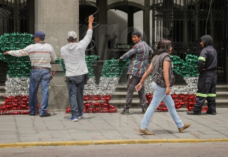 Colocan adornos en Palacio legislativo