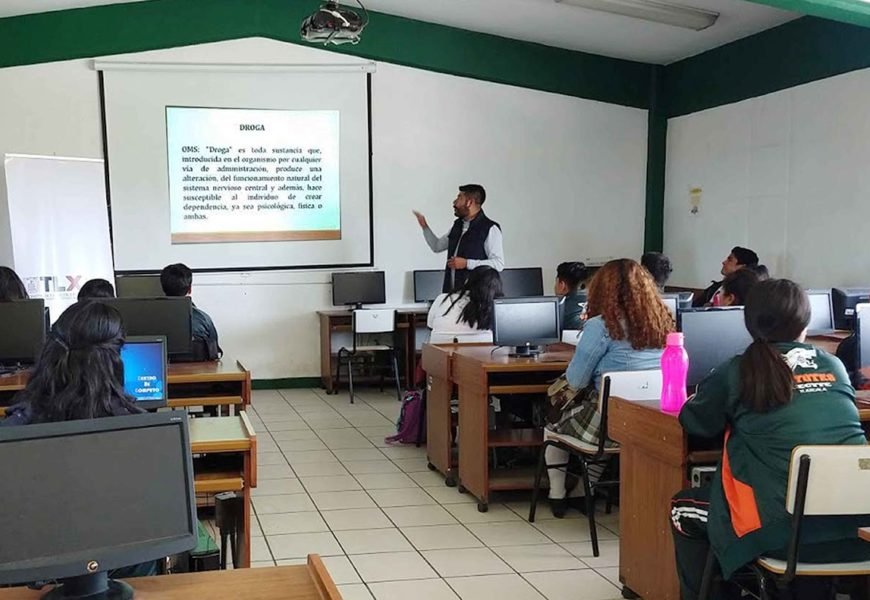 ORIENTA ITJ A ESTUDIANTES DEL CECYTE EN HUACTZINCO SOBRE PREVENCIÓN DE ADICCIONES