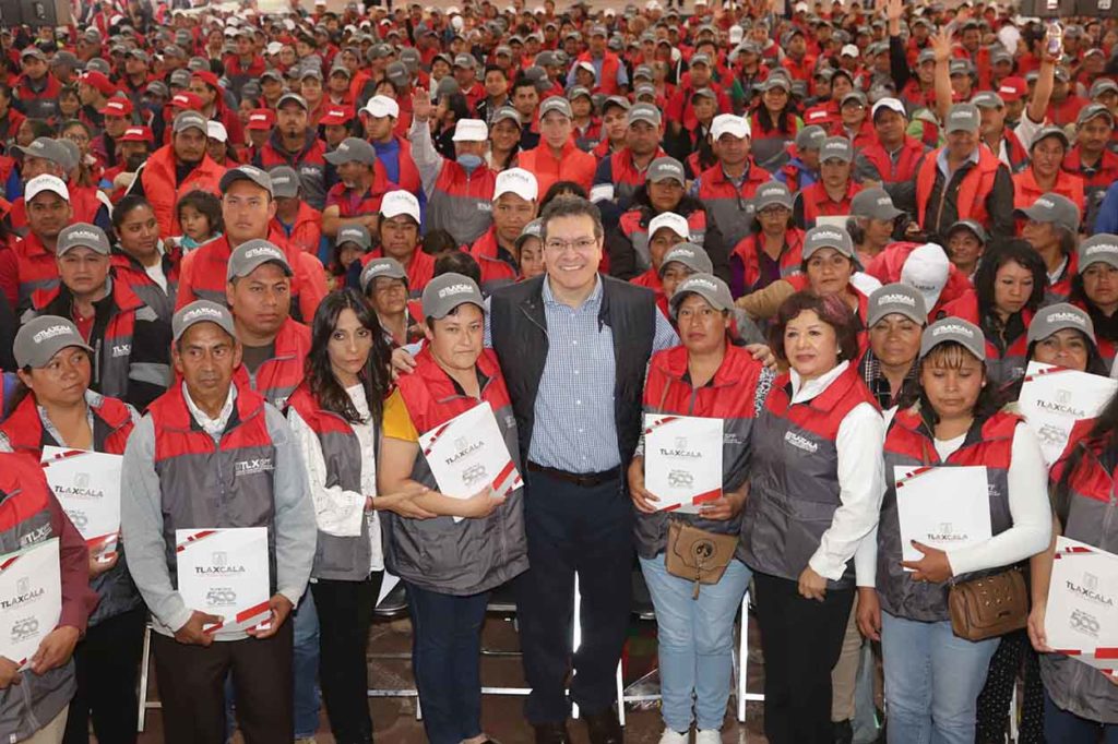 El gobernador del estado Marco Antonio Mena Rodriguez hizo entrega de "Apoyos para Construir Juntos" a 52 mil tlaxcaltecas de diversos municipios.