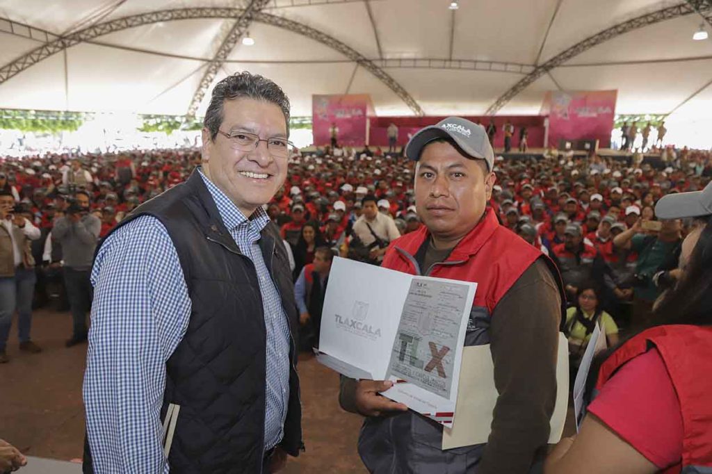 El gobernador del estado Marco Antonio Mena Rodriguez hizo entrega de "Apoyos para Construir Juntos" a 52 mil tlaxcaltecas de diversos municipios.