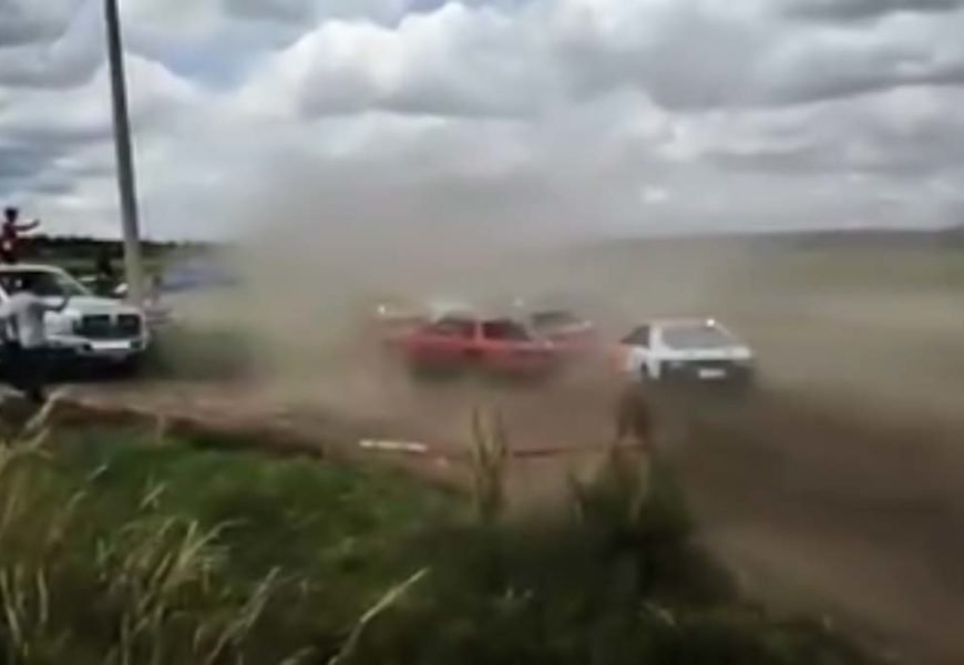 Atienden a lesionados en carrera de carcachas de Xaloztoc