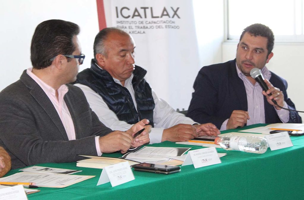 El presidente de Calpulalpan Neptali Moises Gutiérrez Juárez durante su participación en el Comité Técnico Consultivo, que presidió Manuel Camacho Higareda director general de ICATLAX