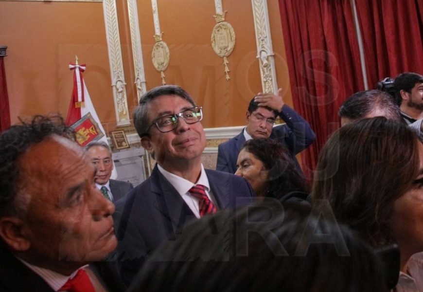 Nuevamente anuncia Marco Mena cambios en su gabinete