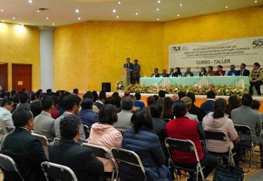 Realizan curso-taller dirigido a figuras educativas