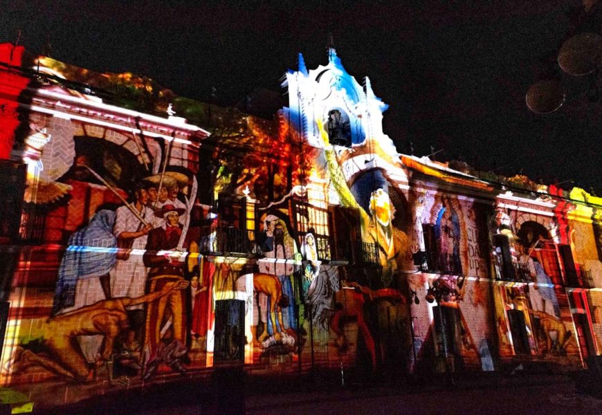 Disfrutaron familias de vídeo mapping proyectado en fachada de Palacio de Gobierno