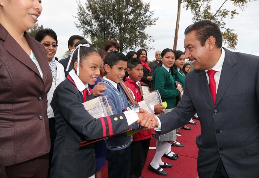 Premian a ganadores de concurso de Interpretación del Himno Nacional