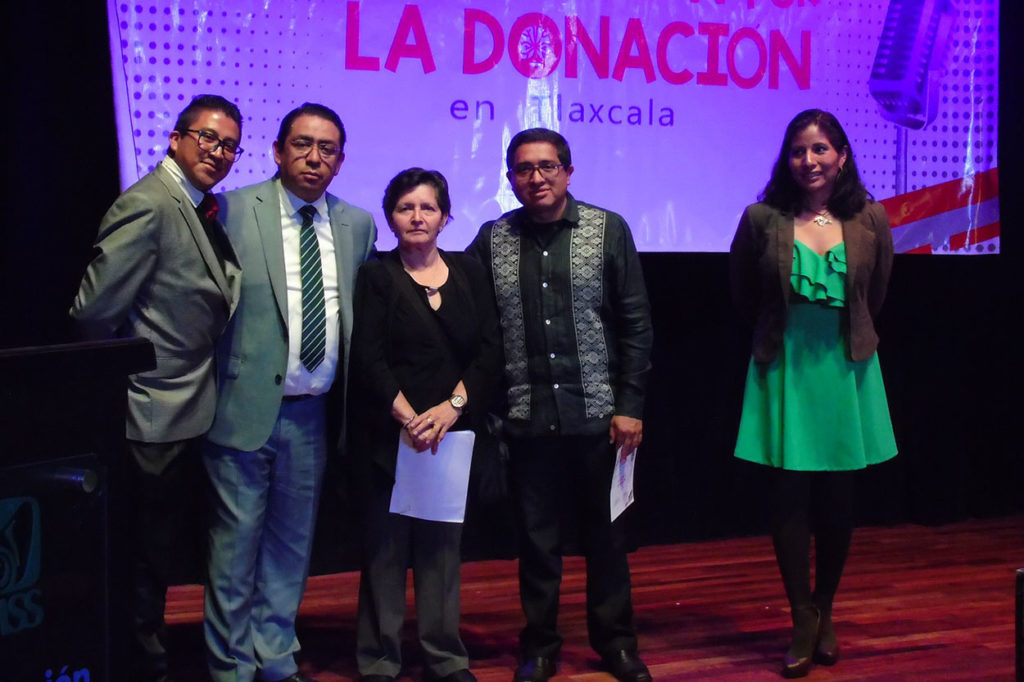 El Secretario de Salud René Lima Morales en compañía de los ganadores del concurso "Una Canción por la Donación" que tiene como objetivo fomentar la donación de órganos.