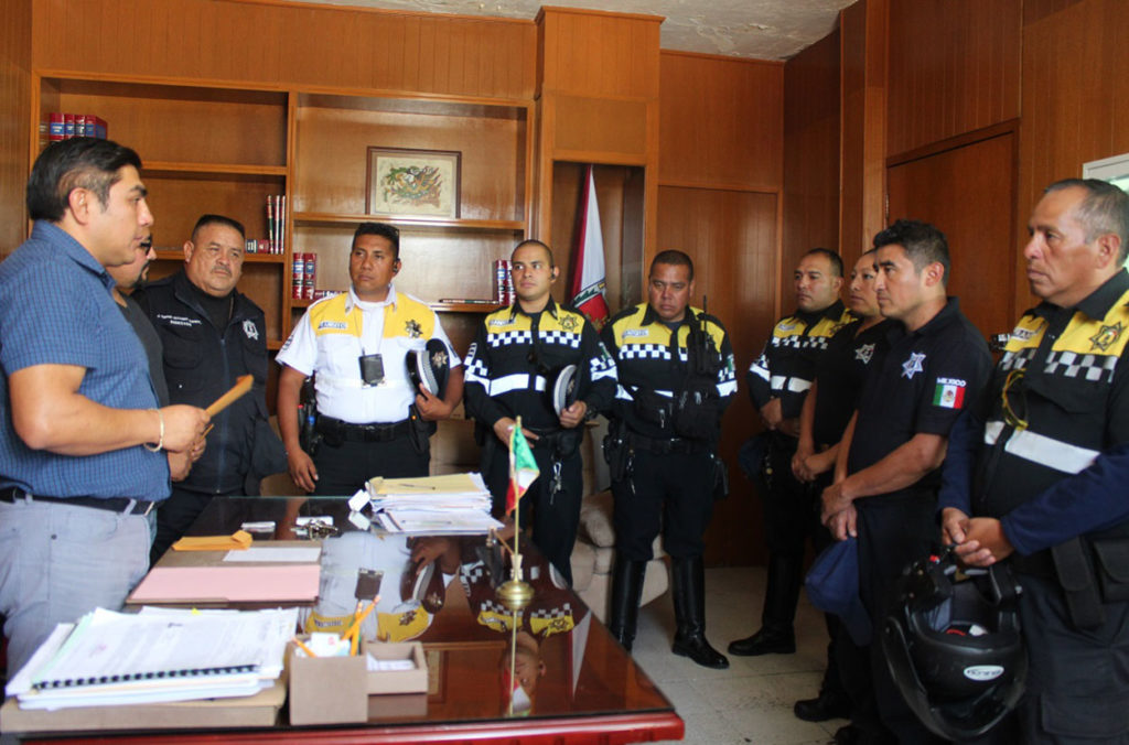  El alcalde Giovanni Pérez Briones hizo entrega de este apoyo a los uniformados