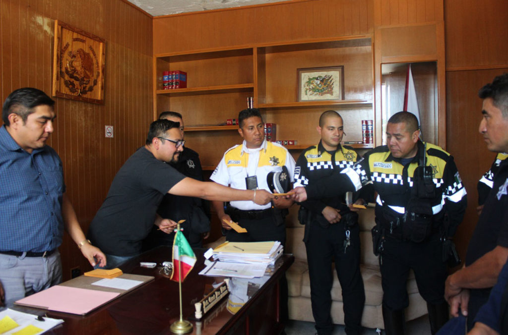  El alcalde Giovanni Pérez Briones, en compañía del secretario del ayuntamiento y el director de seguridad, hizo entrega de este apoyo a los uniformados