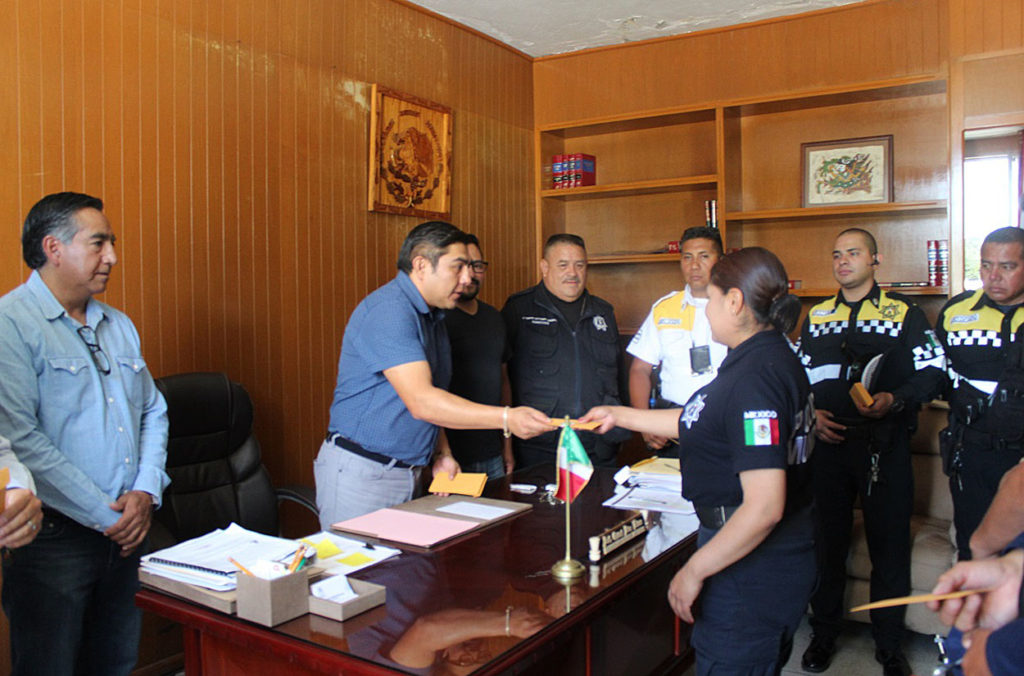  El alcalde Giovanni Pérez Briones encabezó la entrega de este apoyo a los uniformados