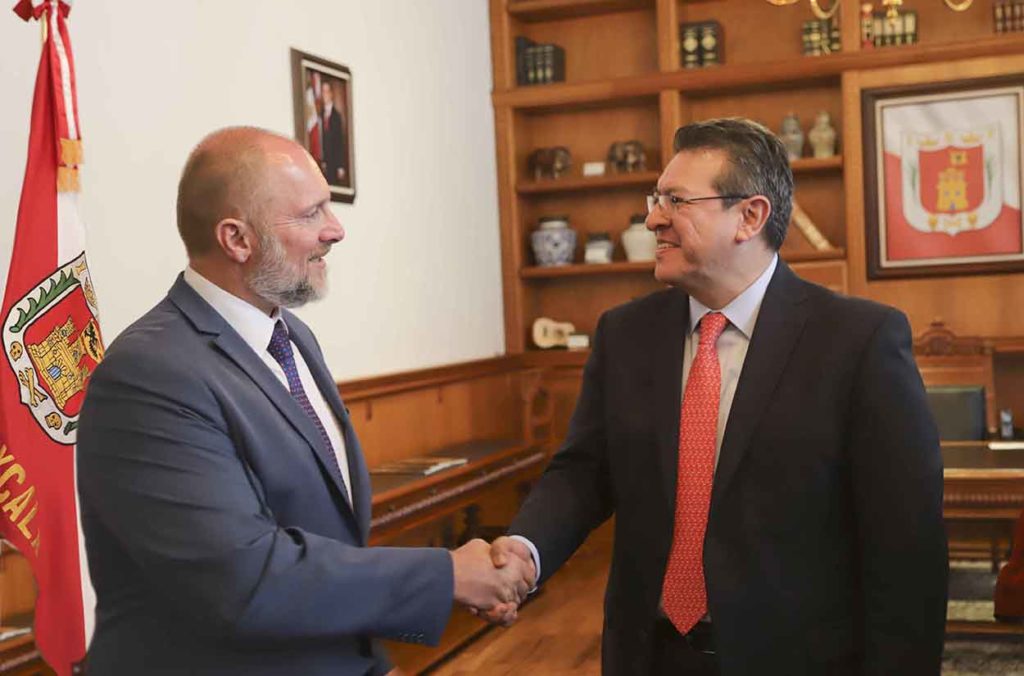  El Gobernador Marco Antonio Mena se reunió con el Diplomático Iván Medveczky.