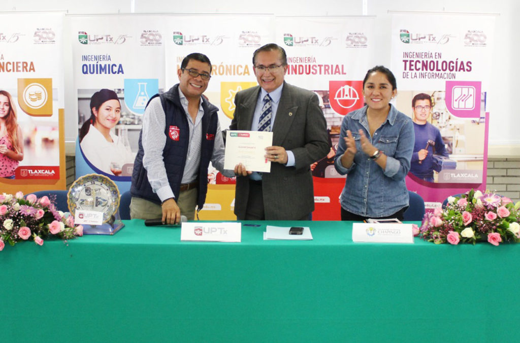 Enrique Padilla Sánchez, rector de la UPTx dió la bienvenida al doctor José Solís Ramírez, rector de la Universidad Autónoma de Chapingo.