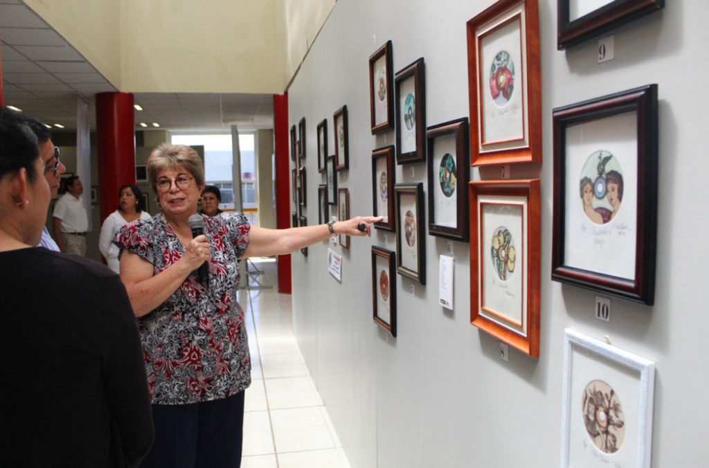  El rector de la Uptx, Enrique Padilla Sánchez acompañó a la artista en el recorrido de la exposición. 
