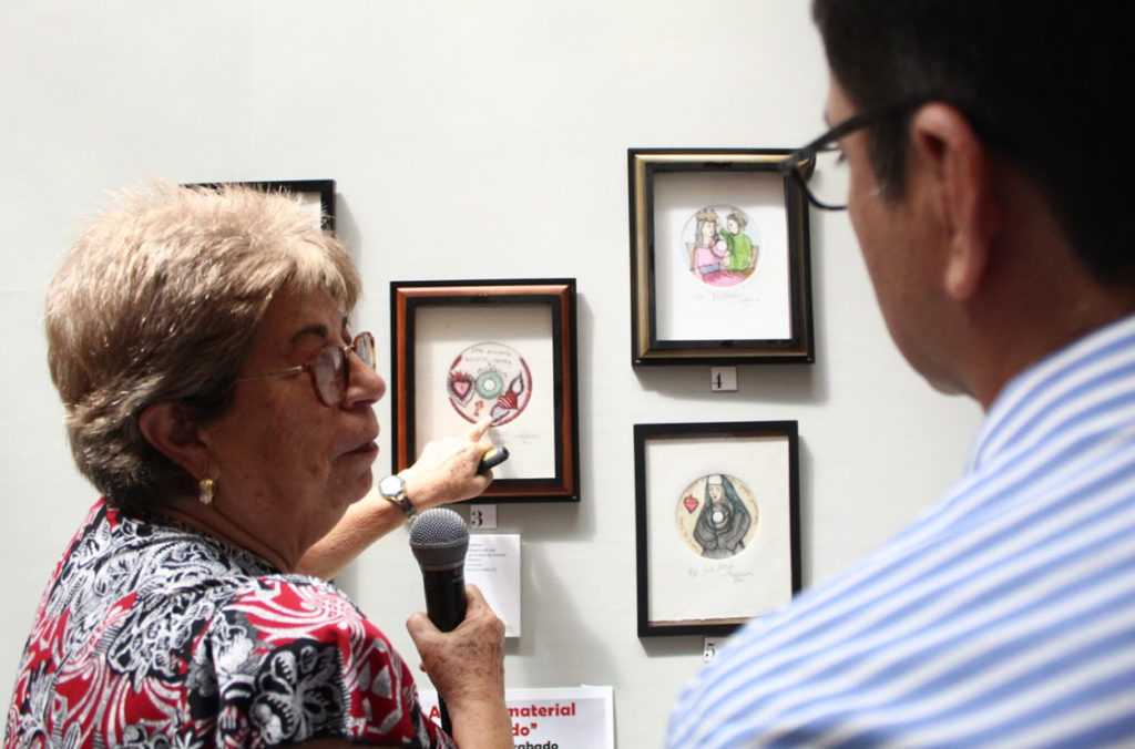 El rector de la Uptx, Enrique Padilla Sánchez acompañó a la artista en el recorrido de la exposición.