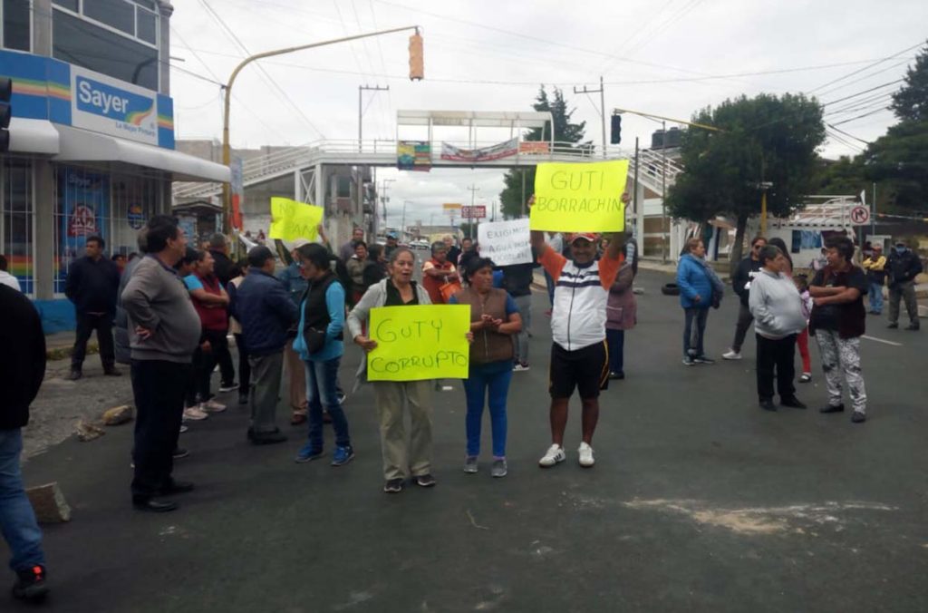 Bloquean vecinos Boulevard Ocotlán Chiautempan exigen se restablezca servicio de agua potable