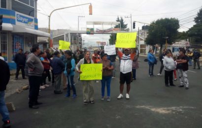Bloquean vecinos Boulevard Ocotlán-Chiautempan, exigen se restablezca servicio de agua potable