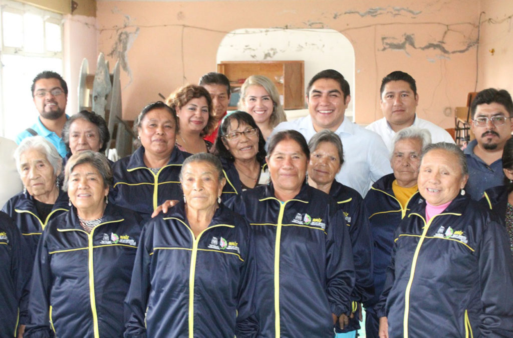 Giovanni Pérez Briones  puso en marcha "El Club de la Tercera Edad" en la comunidad de los Reyes Quiahuixtlan 