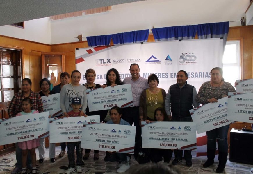 Entregan Sedeco y Fomtlax créditos a mujeres por más de 270 mil pesos