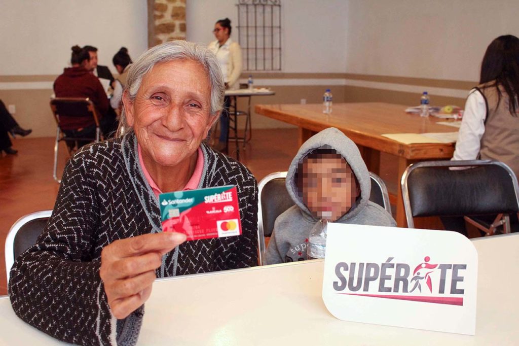 Inicia entrega de tarjetas bancarias y seguros a beneficiarios del programa “Supérate”