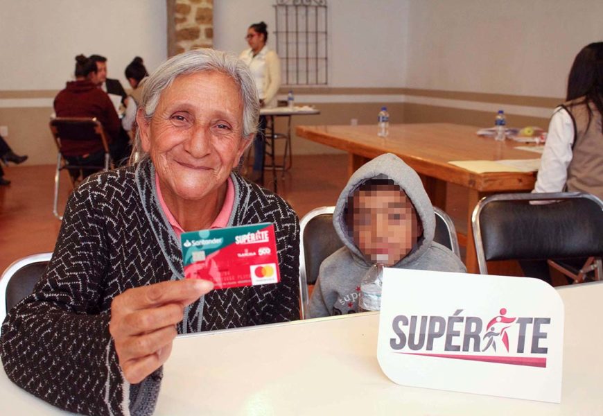 Inicia entrega de tarjetas bancarias y seguros a beneficiarios del programa “Supérate”