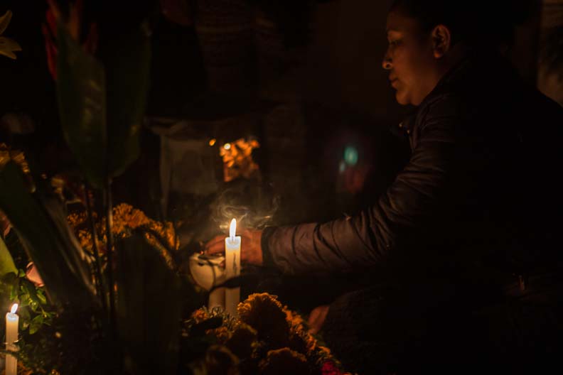 Ofrenda a los muertos en la comunidad de San Isidro Buensuceso