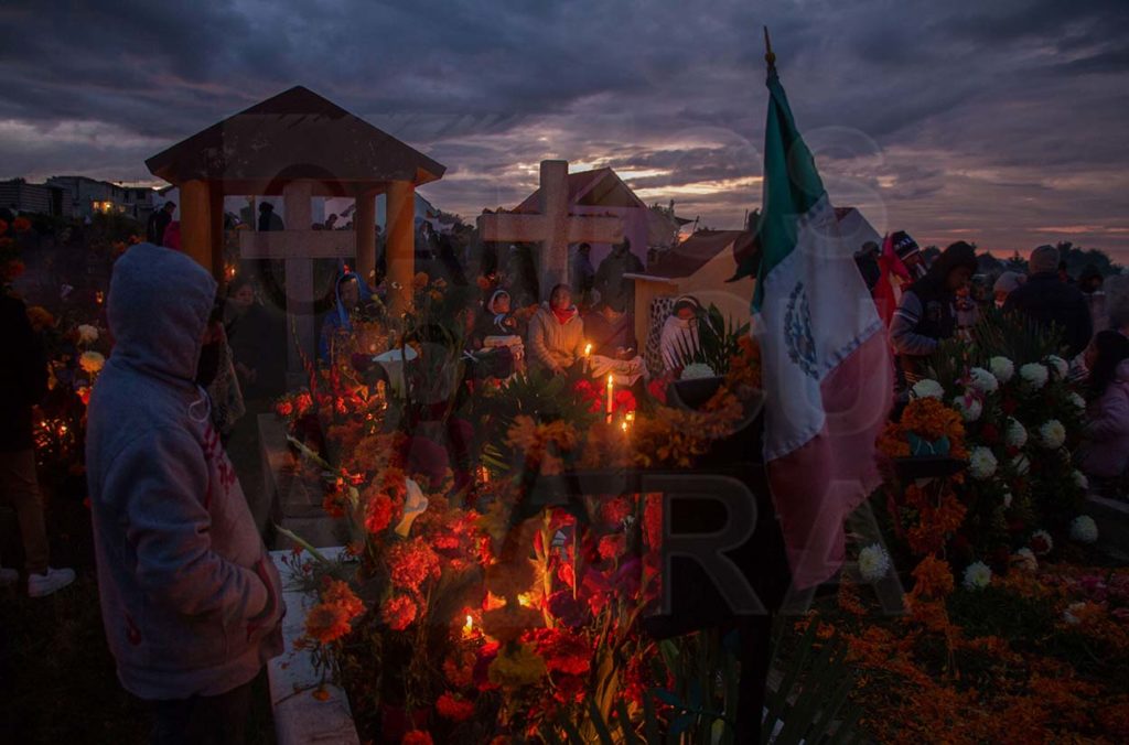 Ofrenda a los muertos en la comunidad de San Isidro Buensuceso - Cámara  Oscura