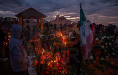 Ofrenda a los muertos en la comunidad de San Isidro Buensuceso