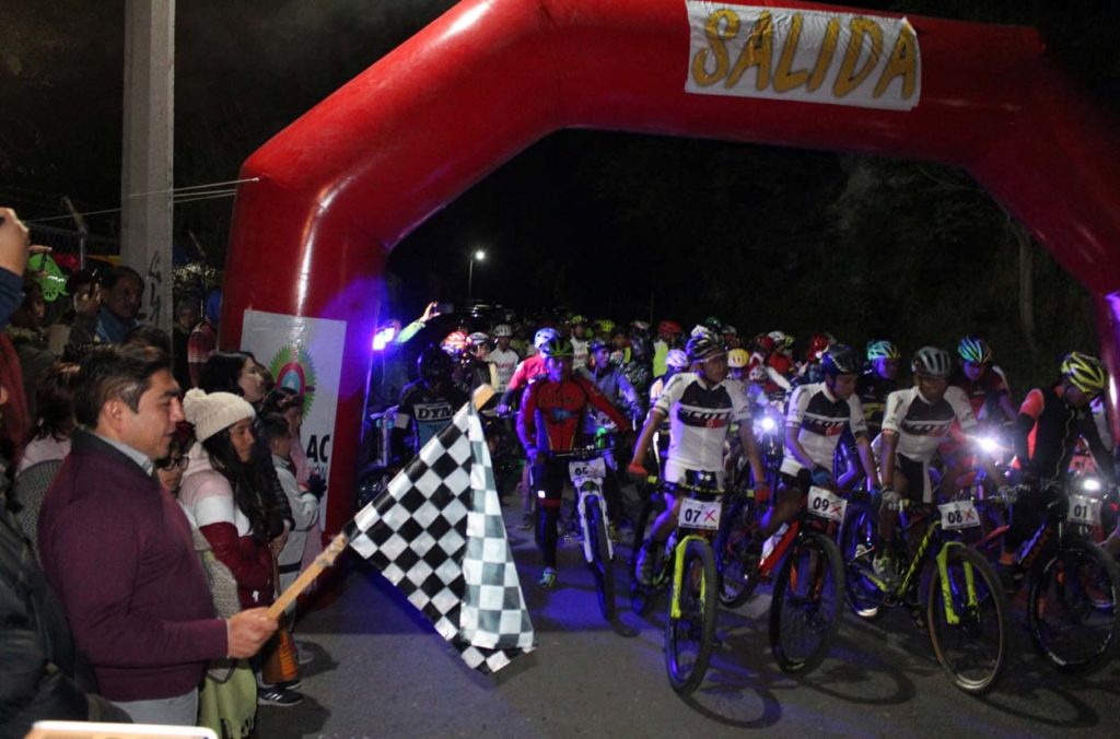 Con carrera de ciclismo nocturno en Quiahuixtlán, culmina Totolac festival del día de muertos