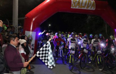 Con carrera de ciclismo nocturno en Quiahuixtlán, culmina Totolac festival del día de muertos