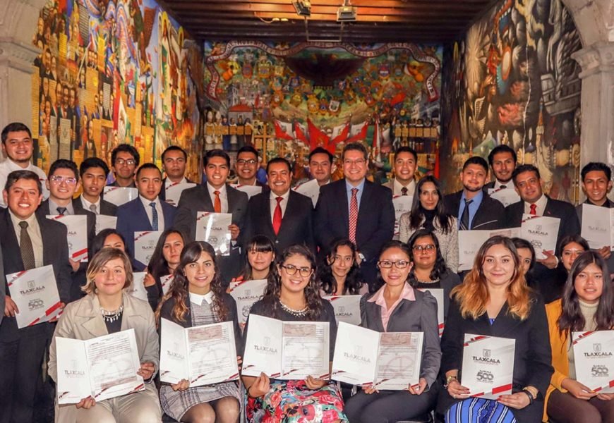 Marco Mena se reúne con estudiantes becados que viajarán a la Universidad de Chicago